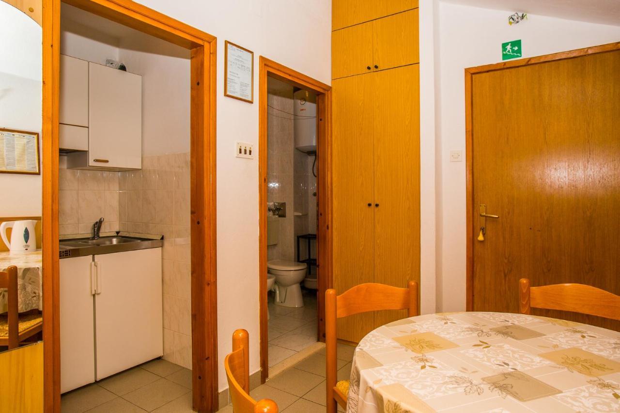 Apartmani Pava โอมิช ภายนอก รูปภาพ