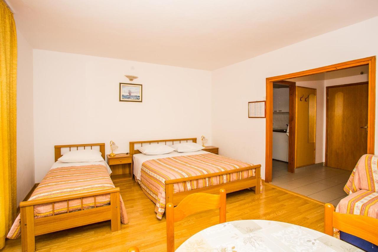 Apartmani Pava โอมิช ภายนอก รูปภาพ